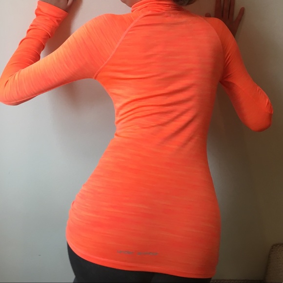 Under Amour Performance Top - Picture 2 of 8